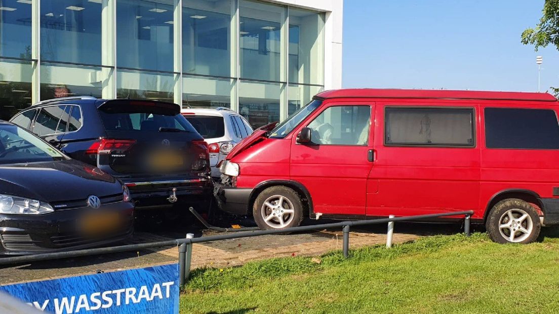 Bestelbus Ramt Geparkeerde Auto S Van Autodealer In Stad Rtv Noord