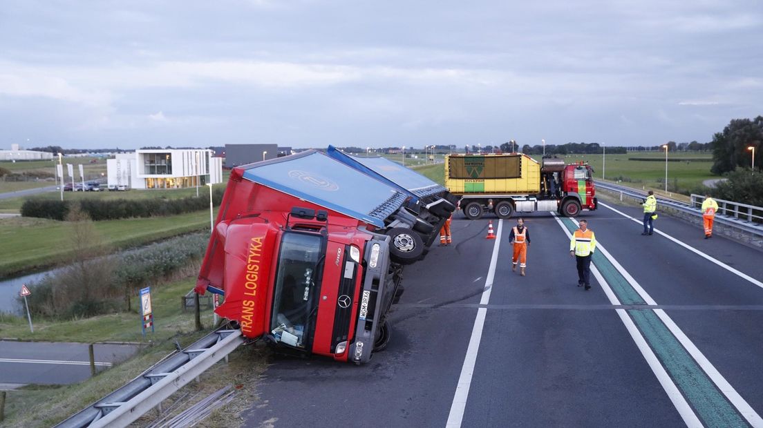 N50 Bij Kampen Dicht Door Berging Gekantelde Vrachtwagen RTV Oost