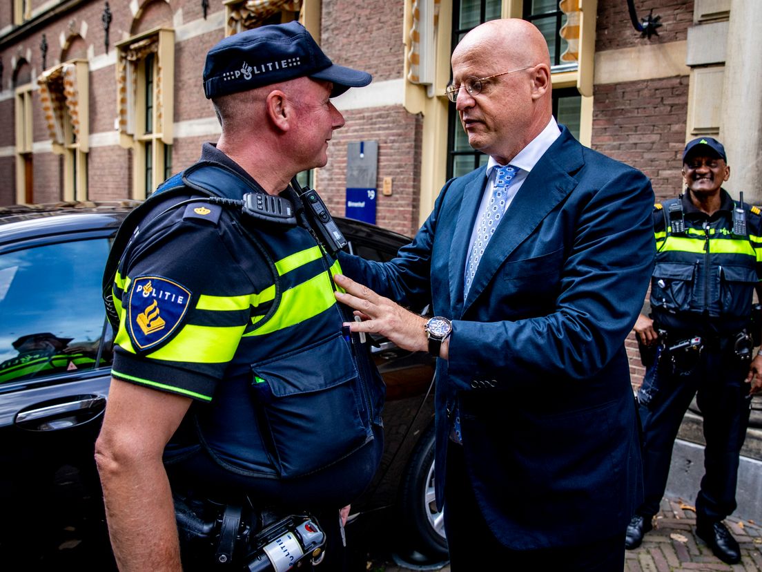 Minister Over Geweld Tegen Agenten Zwaarder Straffen Maar Ook Taak