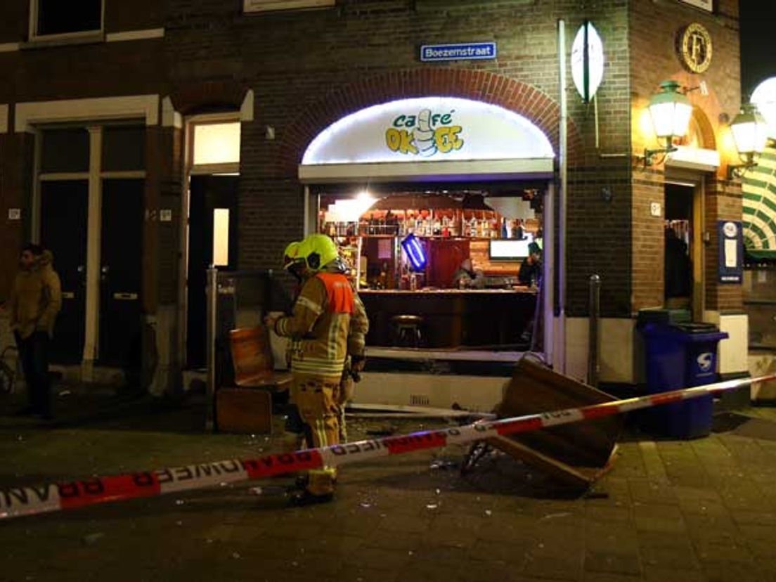 Automobilist ramt café in Oud Crooswijk Rijnmond