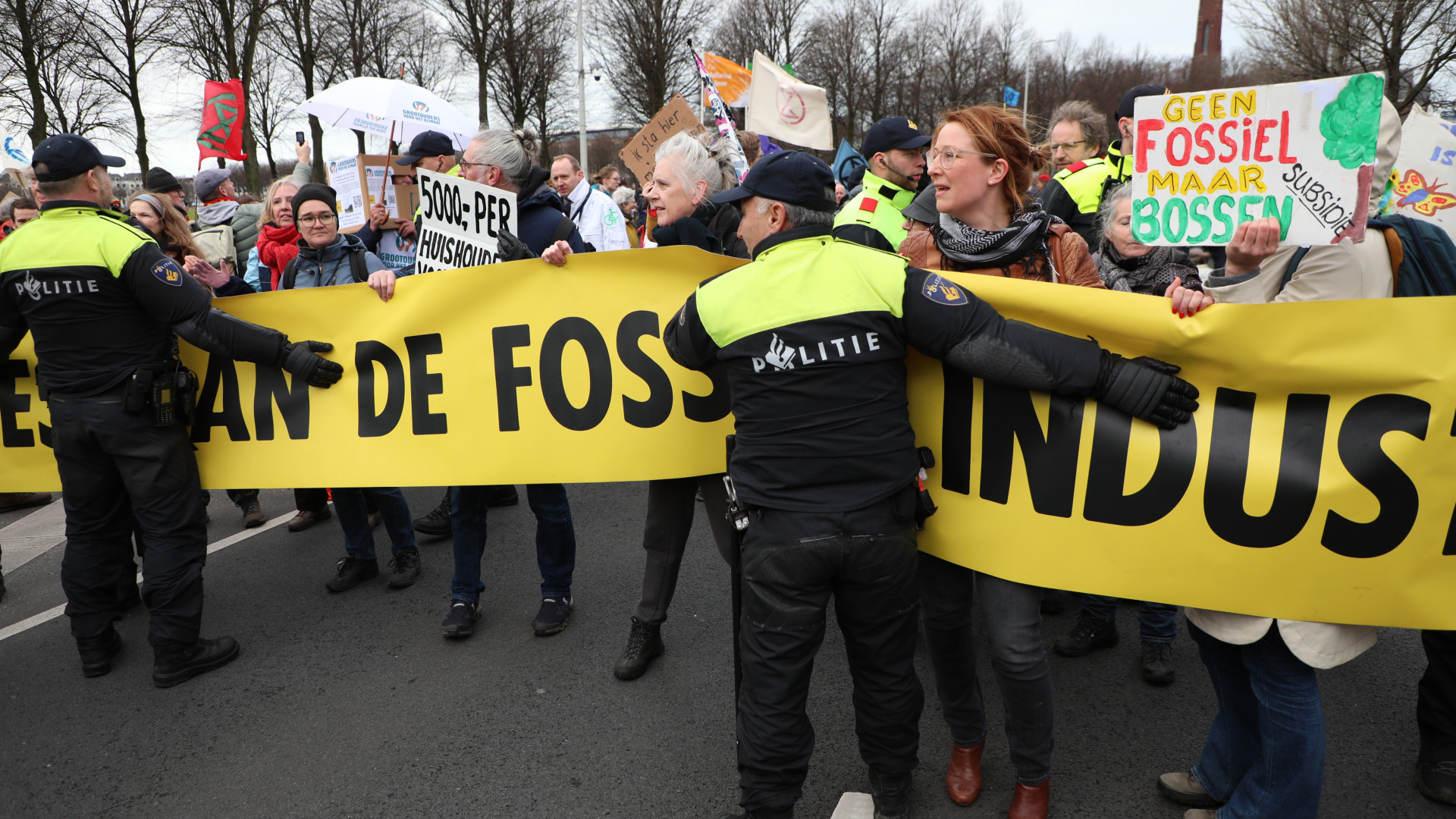 Klimaatdemonstranten Bezetten Urenlang A12, Zo'n Duizend Aanhoudingen ...