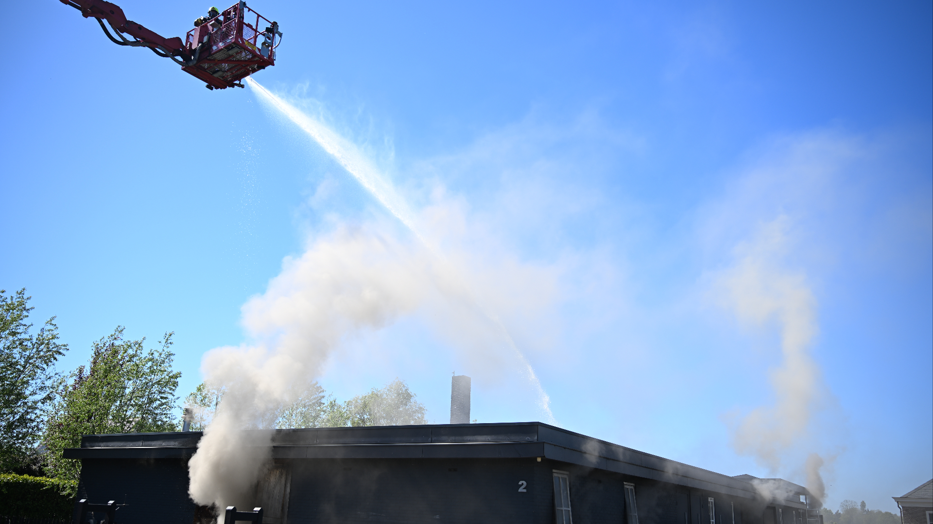 De brandweer kon de brand maar moeilijk blussen.