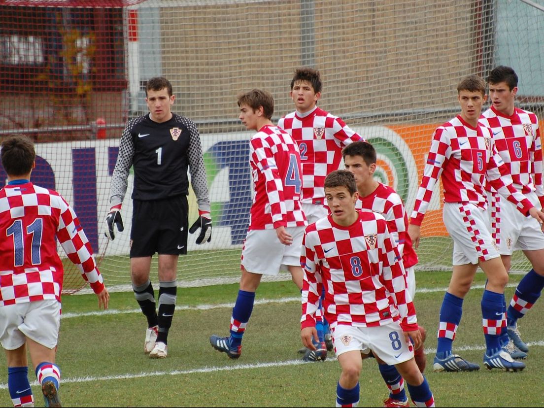 Kroatië onder 17 in actie, rechtsonder Mateo Kovacic (nummer 8)