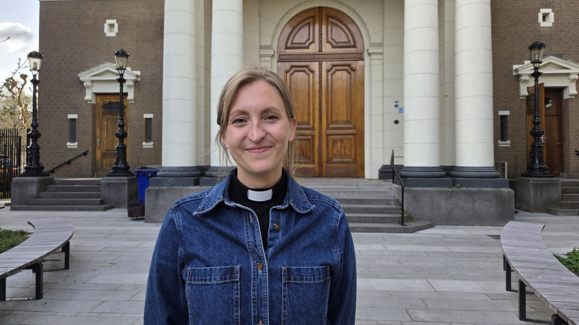 Thelma Schoon voor de Paradijskerk.