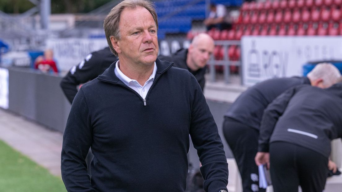 Mike Snoei in de voorbereiding als coach van Telstar