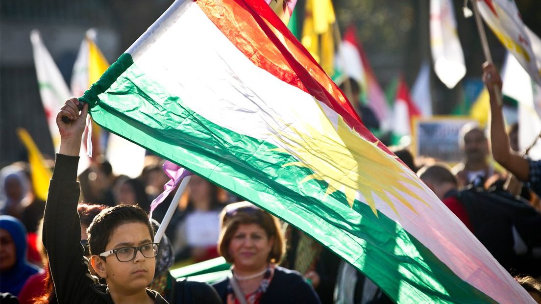 Een jongen zwaait met de Koerdische vlag tijdens een demonstratie op het Malieveld in 2014