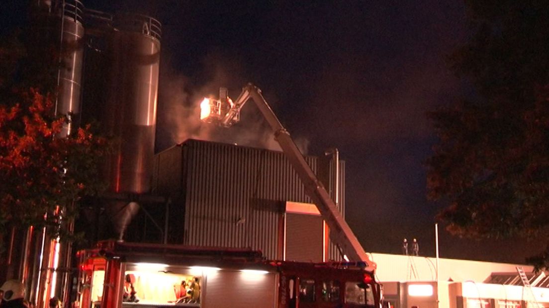 De grote brand op een industrieterrein In Vaassen is onder controle. De brand woedde bij het bedrijf Qolortech aan de Aalbosweg.