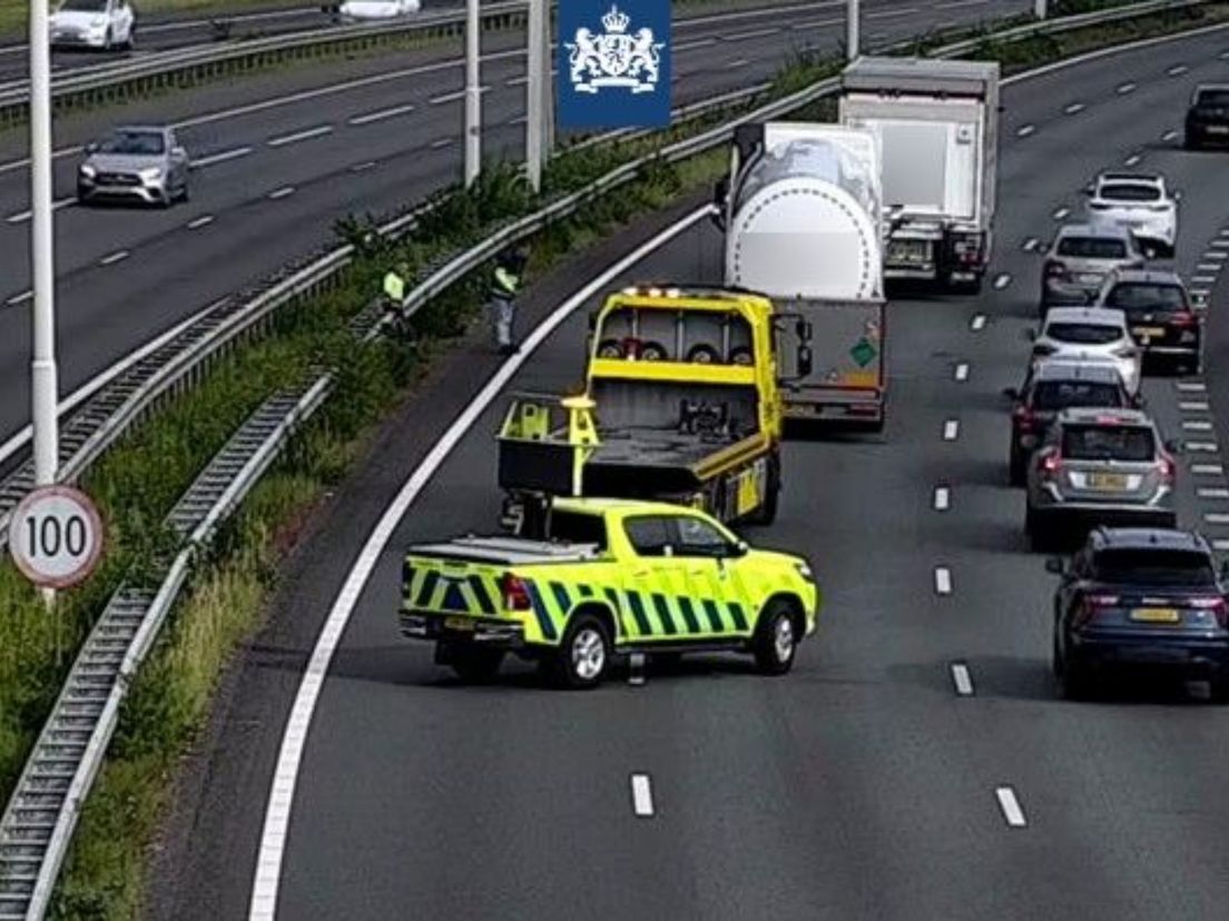 Twee vrachtwagens hebben een ongeluk gehad op de A16.