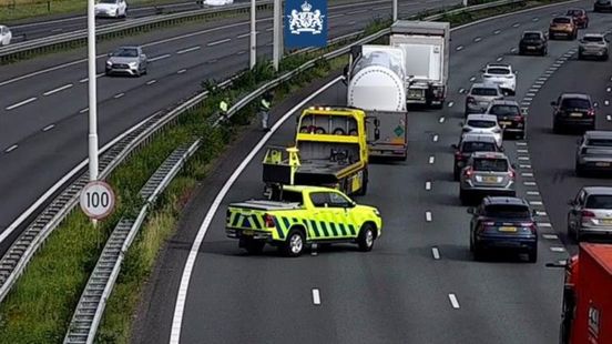 Ongeluk na ongeluk op dezelfde snelweg in en na avondspits met veel vertraging. Ongeluk na ongeluk op dezelfde snelweg in en na avondspits met veel vertraging.