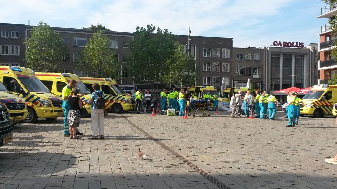 Ambulancepersoneel legde maandag het werk neer in Nijmegen. Tussen 10.00 en 14.00 uur deelden verpleegkundigen flyers uit op Plein '44. Ook kwamen er verschillende ambulances naar het plein waar nieuwsgierigen een kijkje in konden nemen.