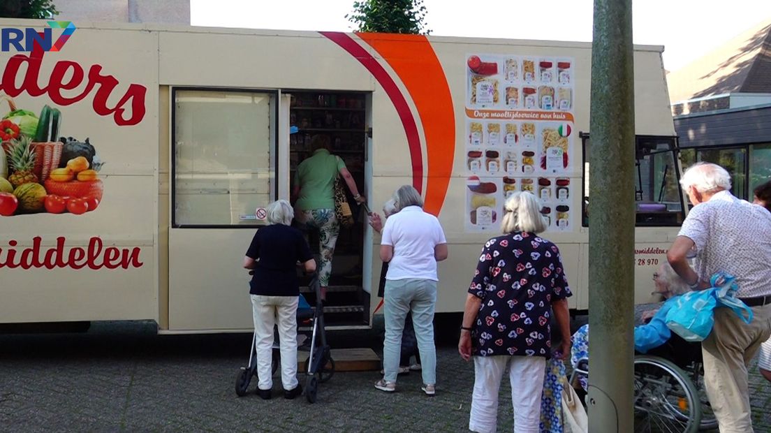 Klanten in de rij voor SRV-wagen Leenders Levensmiddelen