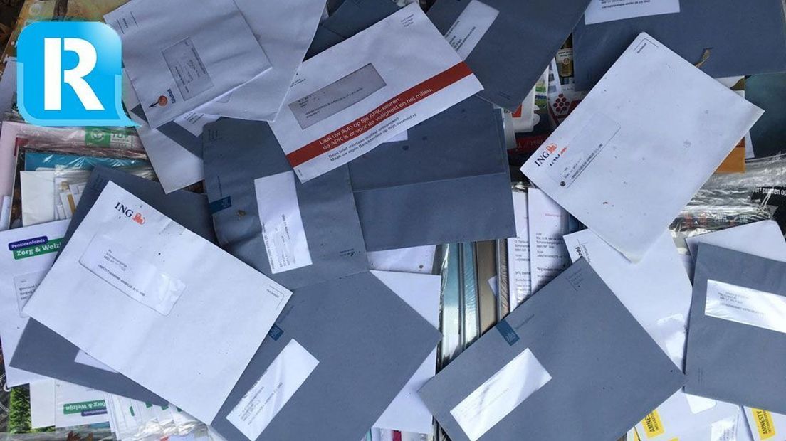 Postbode dumpt honderden poststukken in een tuin.