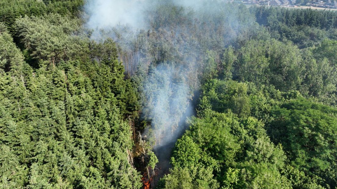 De bosbrand in Musselkanaal vanuit de lucht
