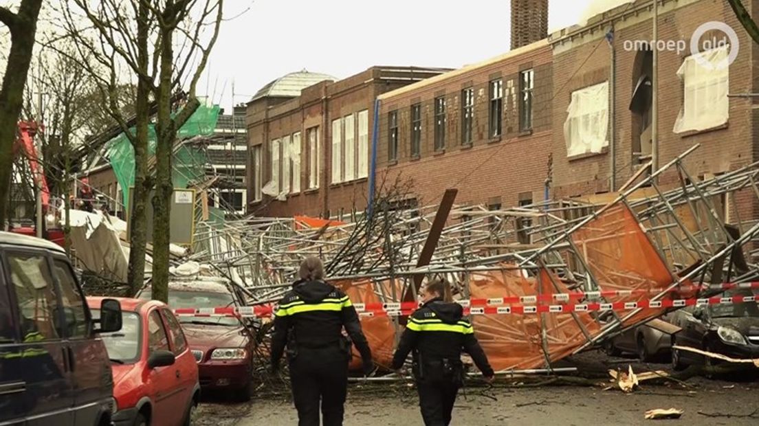 Buurtbewoners in de Tooropstraat in Nijmegen zijn enorm geschrokken van de grote steiger die maandag even na 8.00 uur omviel. 'Het ging met een enorme knal', zegt een van de buurtbewoners. 'Ik schrok me rot, ik schrok me helemaal kapot!'