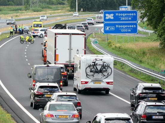 Rijstrook dicht nadat auto tegen vangrail botst op A28 bij Hoogeveen