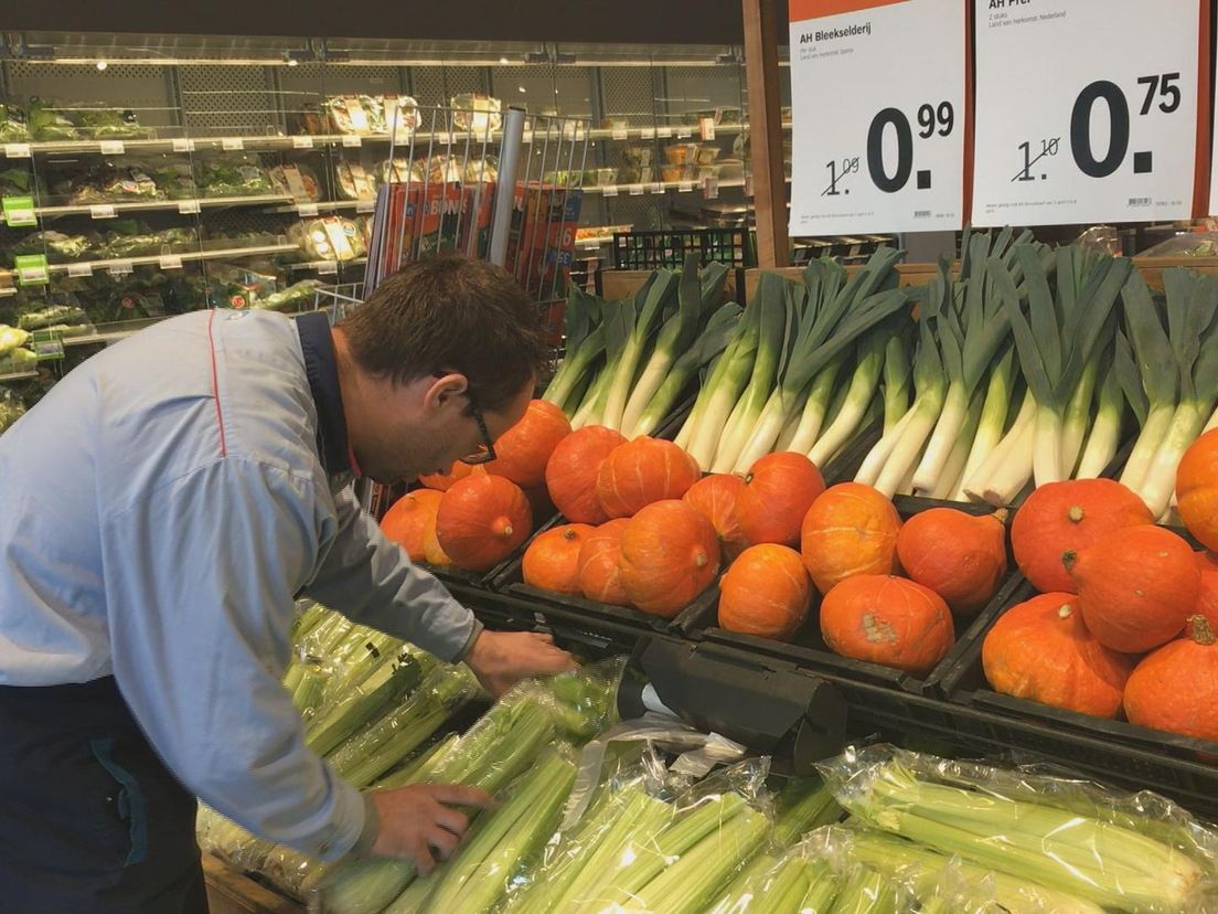 Groenteboer Frank van Wijngaarden aan het werk in de supermarkt