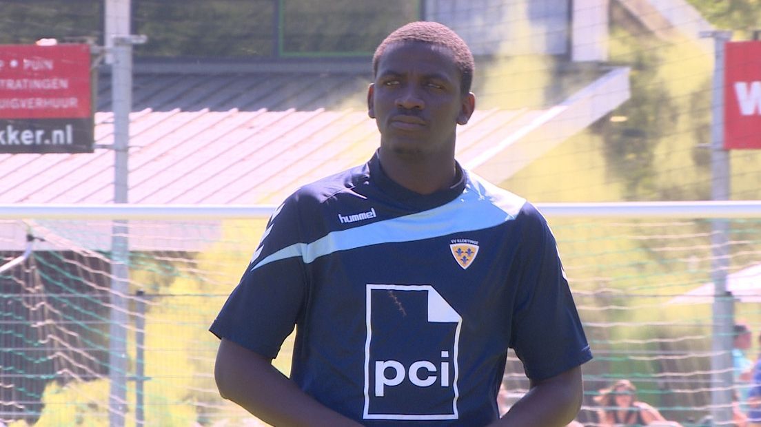 Saul Kuyateh wil bondscoach worden van Gambia. Hij was deze week op stage bij Kloetinge.