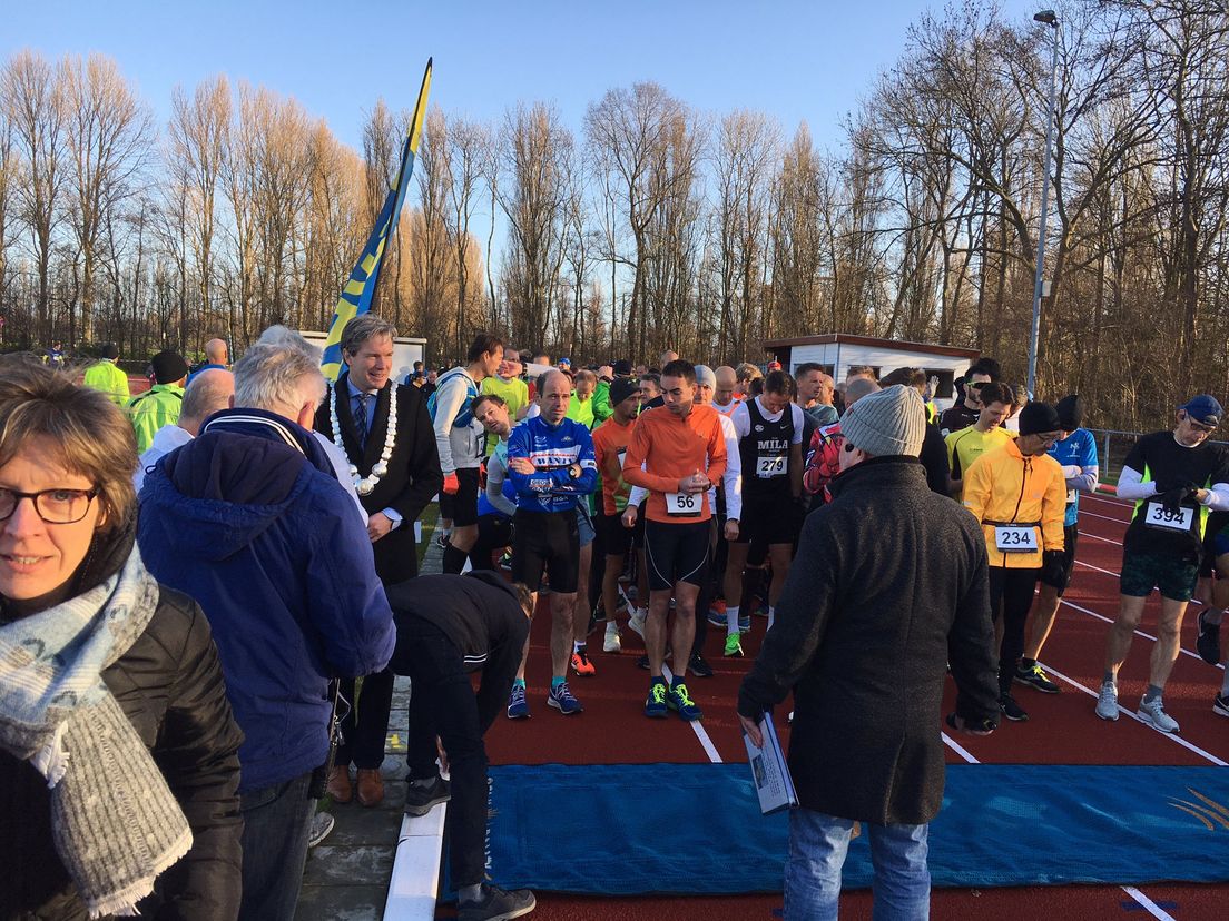 Enkele ogenblikken voo de start van de Spijkenisse Marathon.