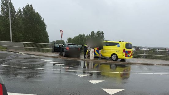 Auto zwaar beschadigd na aanrijding met stadsbus