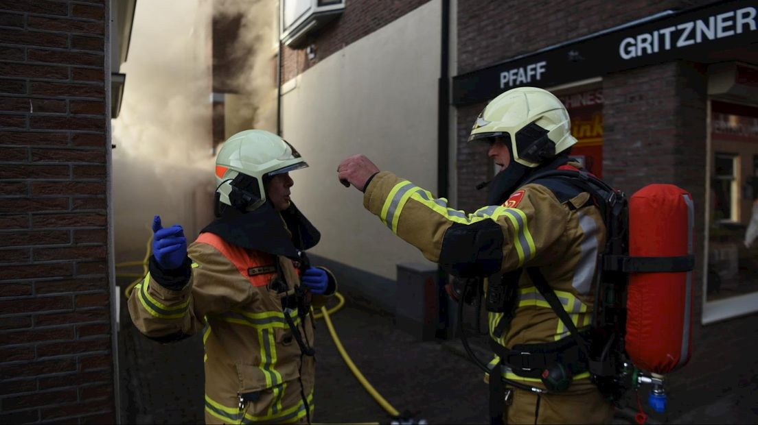 Brandweer aan de slag met woningbrand