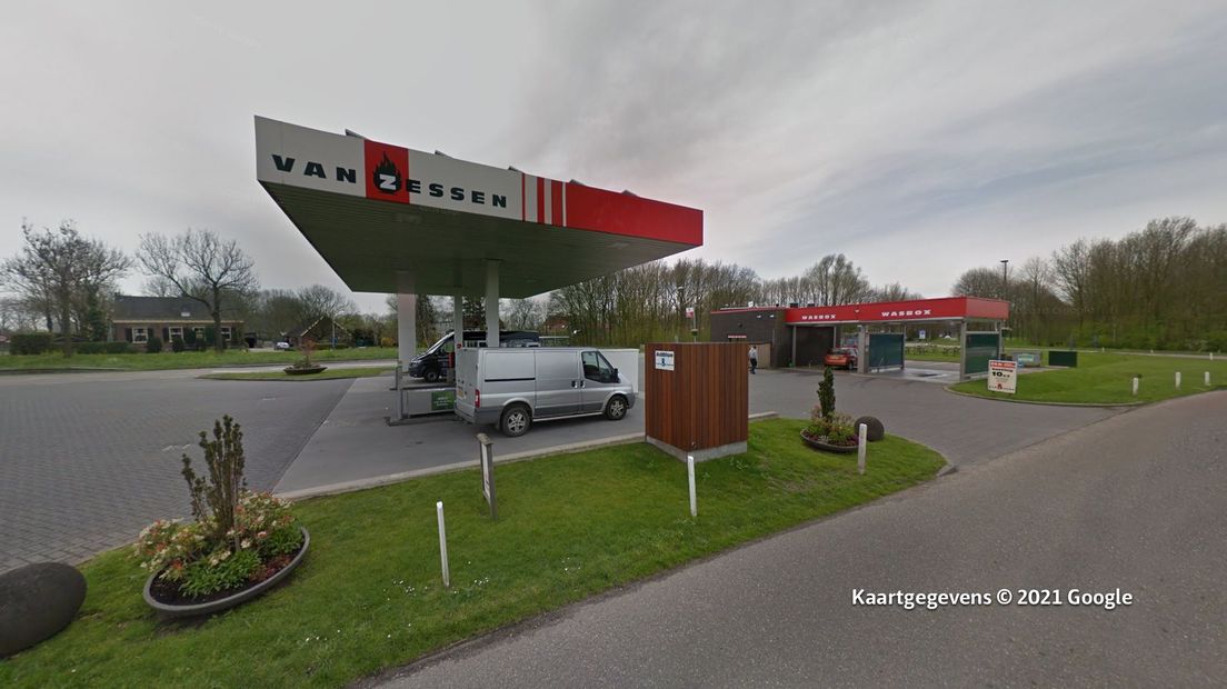De poging tot inbraak vindt plaats bij het tankstation aan de Driemolensweg in Lexmond.