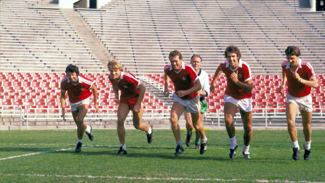 Leo van Veen (midden) en Johan Cruijff (rechts) in hun tijd in Los Angeles