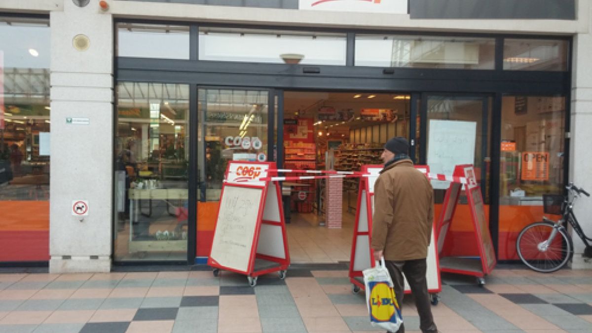 Supermarkt Arnhem hele weekend dicht door plofkraak, alle spullen moeten weg