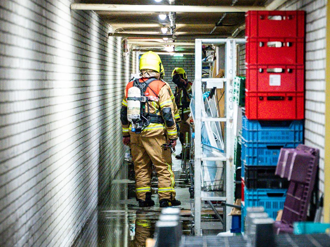De brand ontstond in een stomerij, waarna de waterinstallatie aanging.