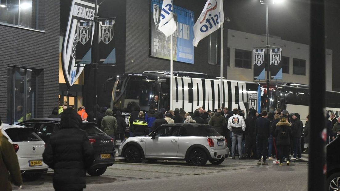 Fans van Heracles wachtten zaterdag de spelersbus op na de rentree van Rai Vloet in de uitwedstrijd tegen NEC