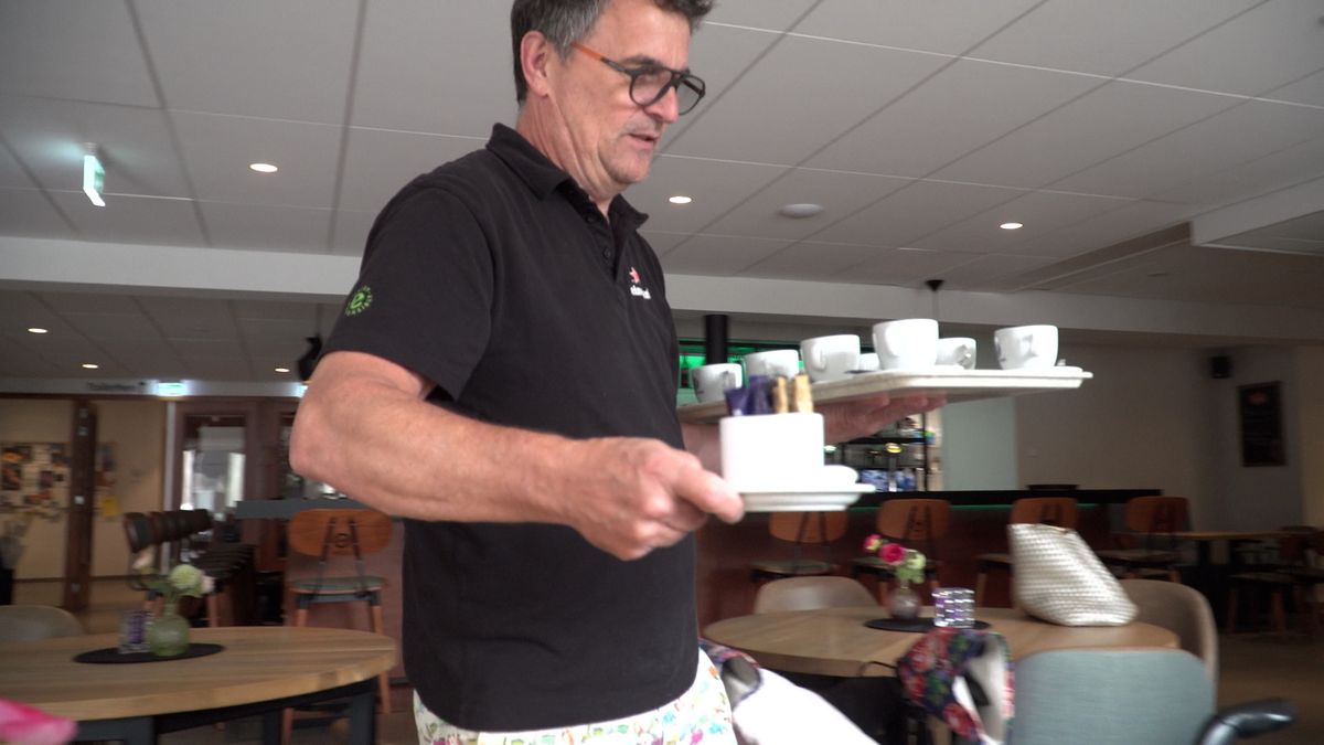 Honderden dorpsbewoners Austerlitz zijn eigenaar van hun eigen eetcafé
