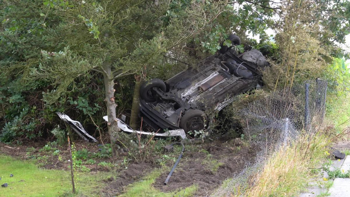 Auto slaat over de kop in de bosjes in Drouwenermond