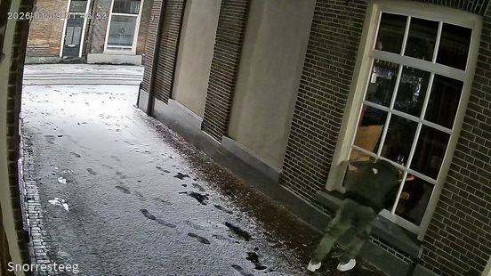 Inbreker bakt biefstuk in Zwolse bistro: ‘Hij probeerde hem op smaak te brengen’ Nieuws