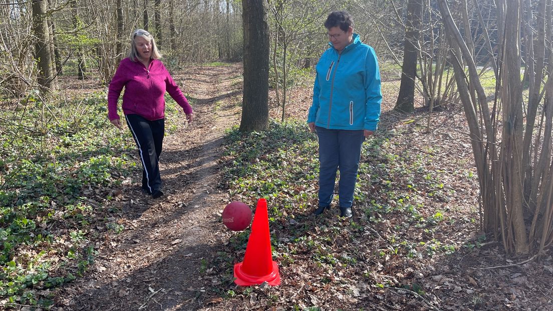 Twee voetgolfende dames in Borgerswold