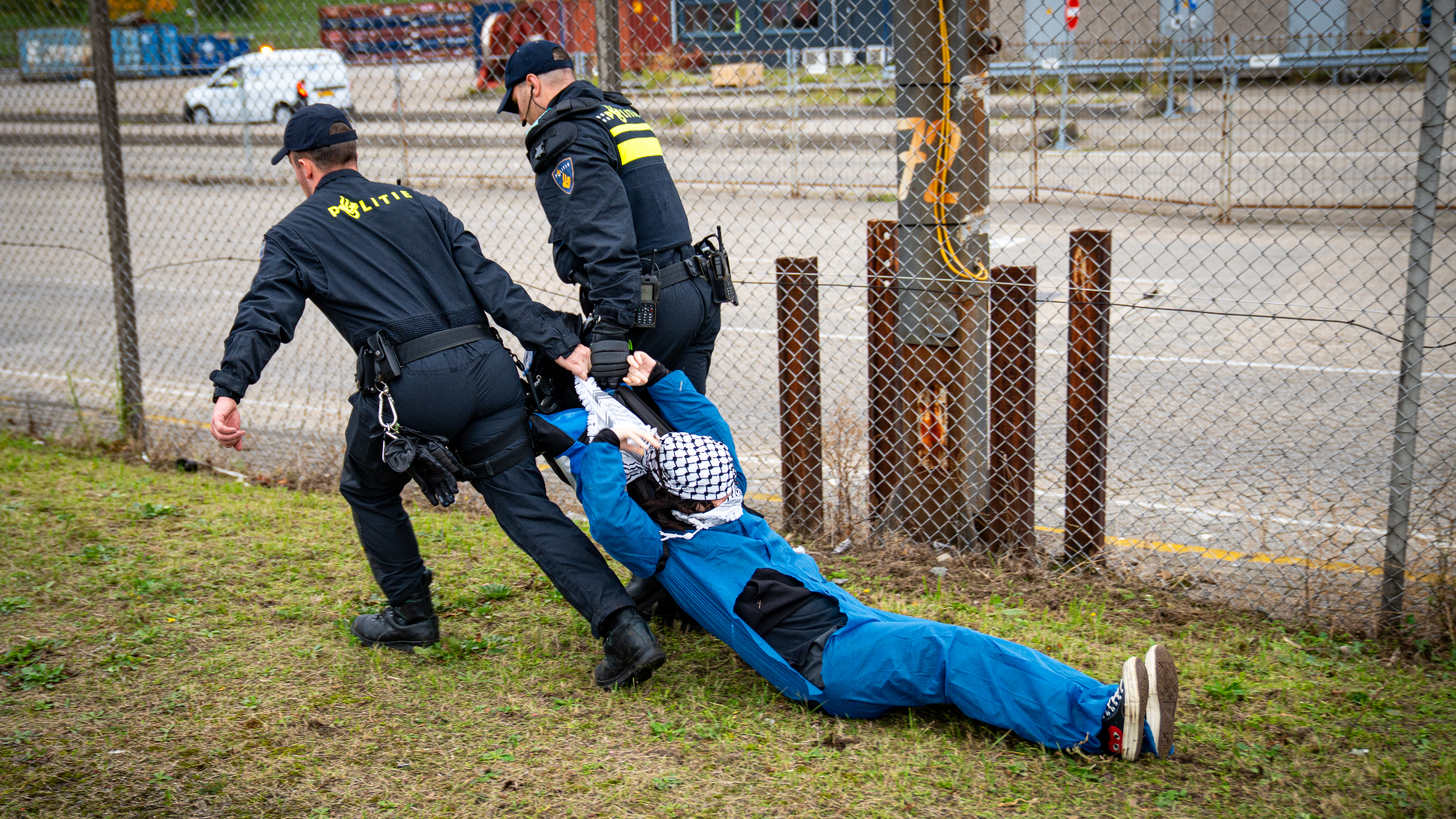 De politie grijpt in bij de demonstratie op de havenspoorlijn