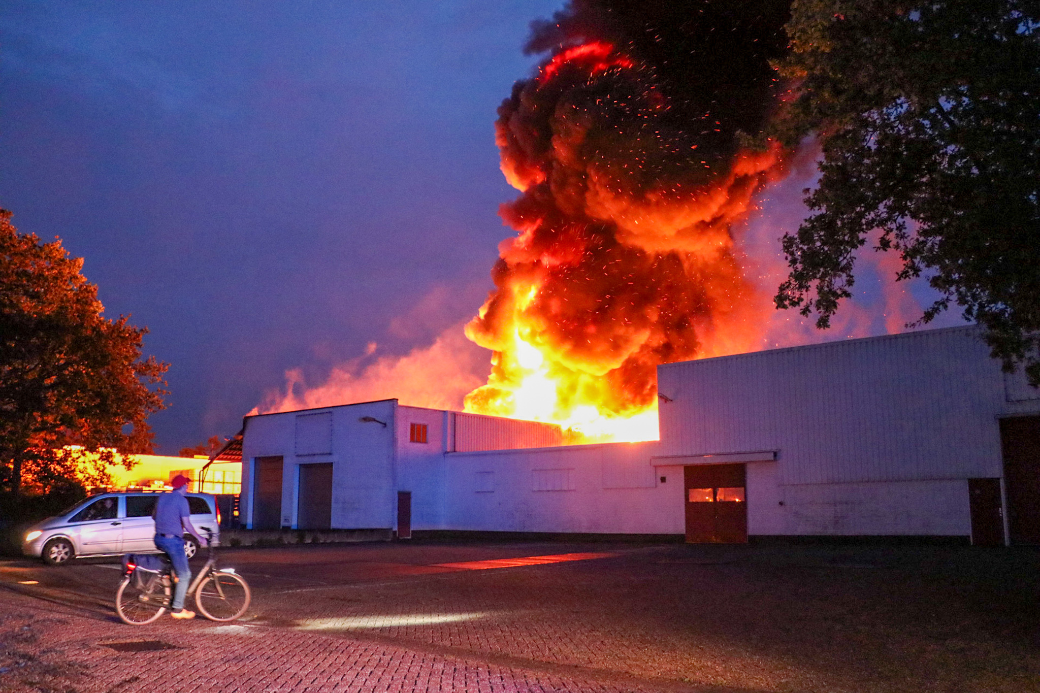 De vlammen slaan uit het dak