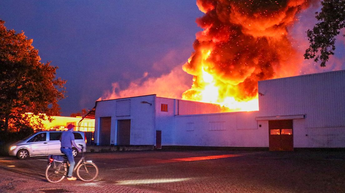 De vlammen slaan uit het dak