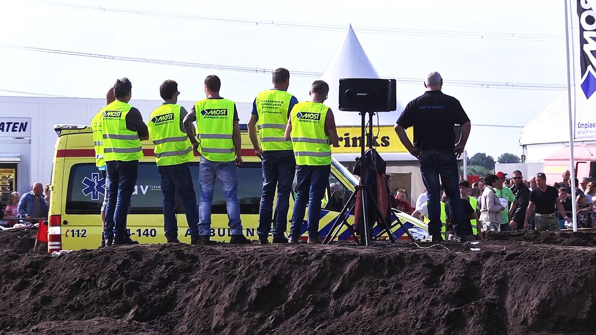Auto raakt van de baan bij crosswedstrijd in Schuinesloot: twee officials gewond