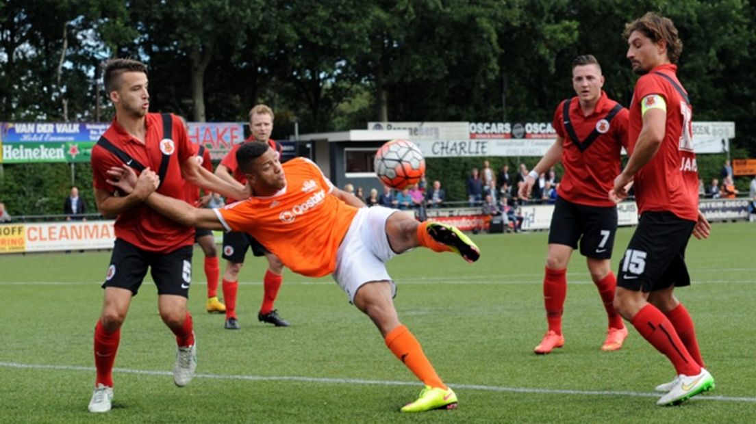 Robbie Holder in actie tegen AFC, de club die al eens interesse in hem toonde (foto www.vv-wke.nl)
