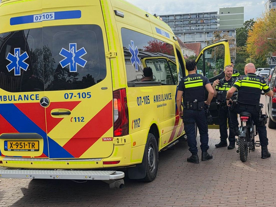 De fatbiker is met een ambulance naar het ziekenhuis gebracht.