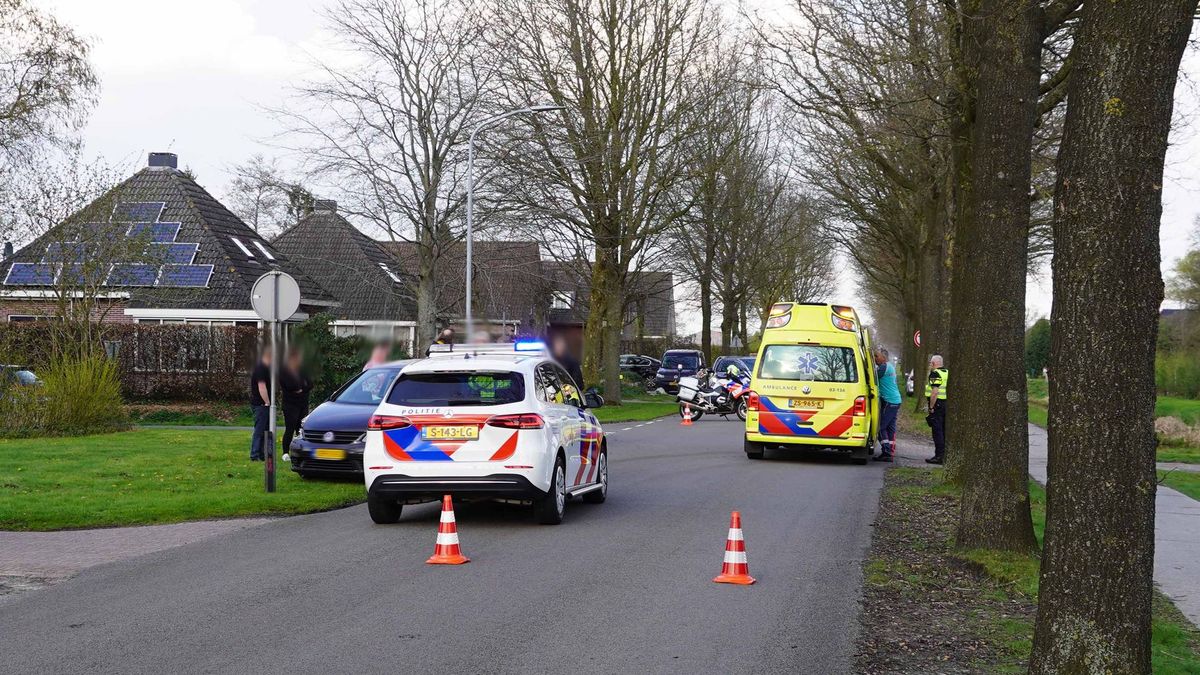 Twee auto's botsen in Drouwenermond