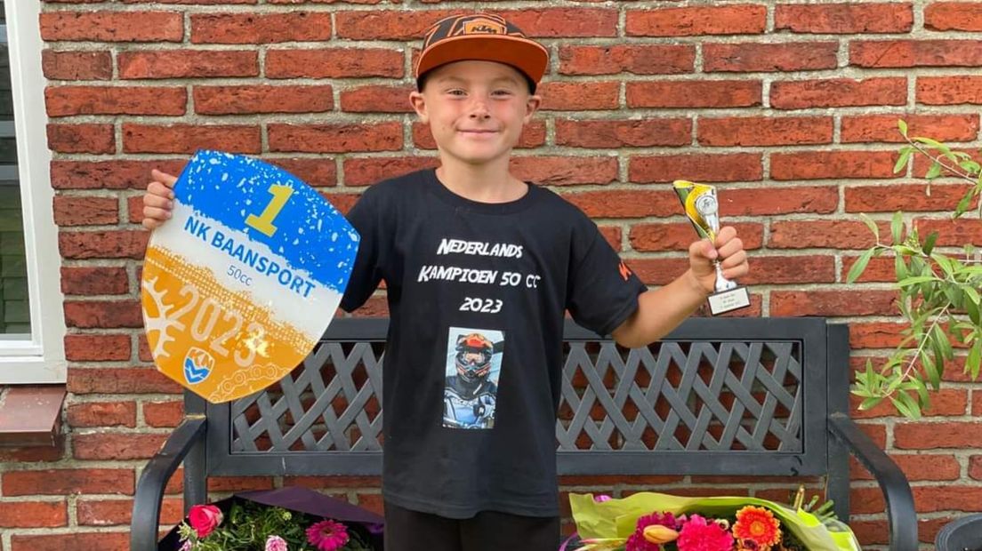 Een jonge grasbaanrace-kampioen