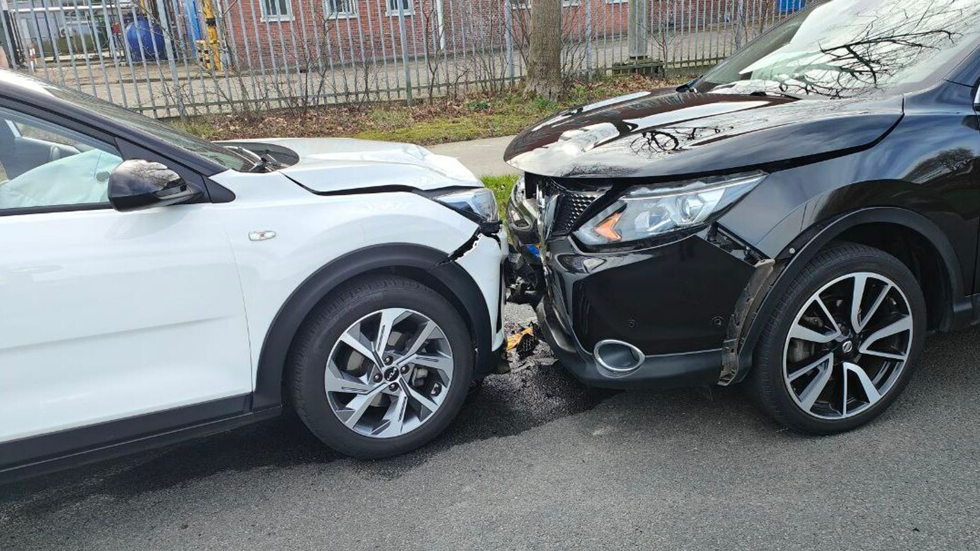 Auto’s Botsen Frontaal Op Elkaar In Gasselternijveen - RTV Drenthe