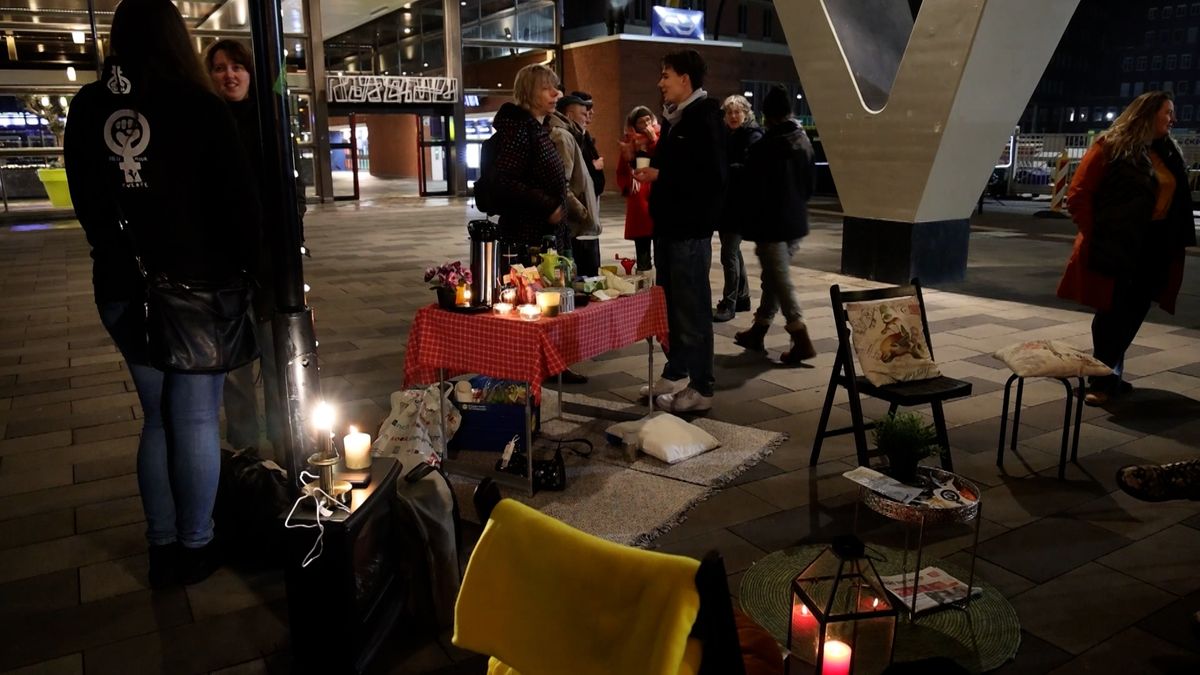 Huiskameractie Dolle Mina's zet schijnwerper op veiligheidsprobleem station Almelo