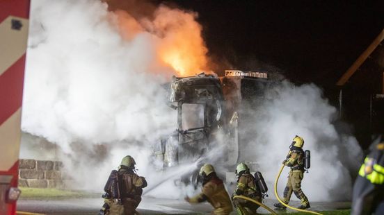 Vrachtwagen volledig uitgebrand in Rossum Nieuws