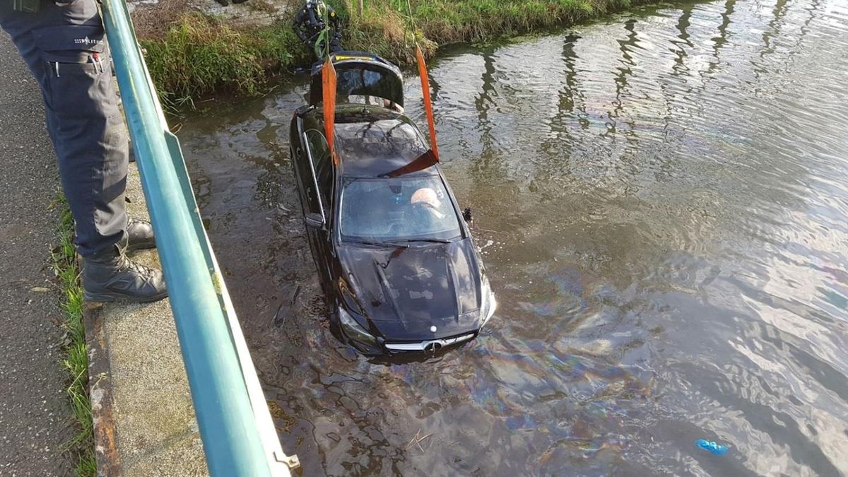 Auto mist brug in Laag Zuthem en rijdt het water in