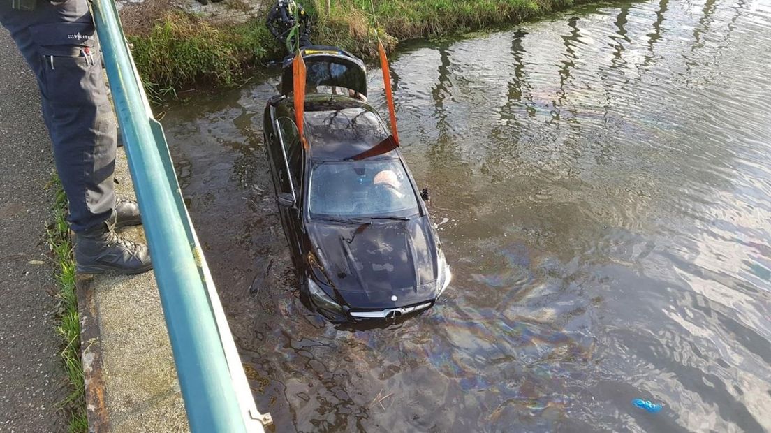 Auto te water in Laag-Zuthem