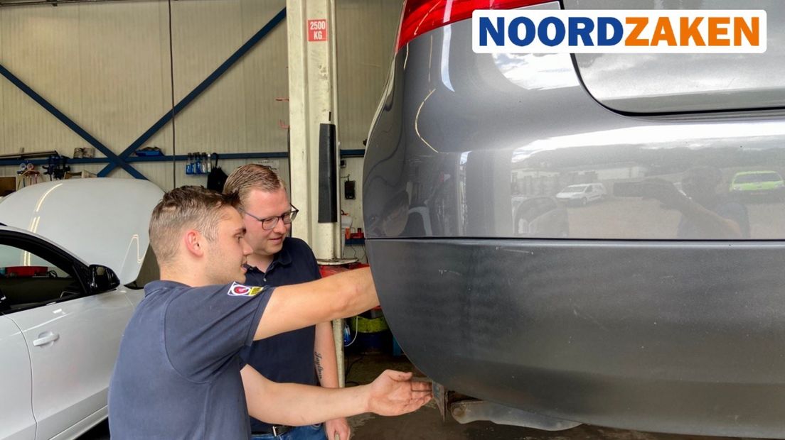 De werkplaats van Setz Vakgarage in Hoogezand: monteur Yorick Everts (rechts) en Marcel Smit
