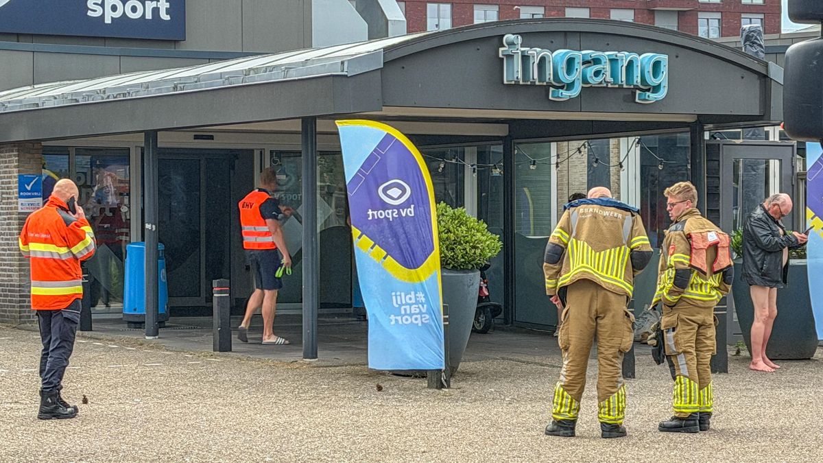 Zwembad Blauwe Golf in Leeuwarden ontruimd om rookontwikkeling | Koe houdt politie bezig