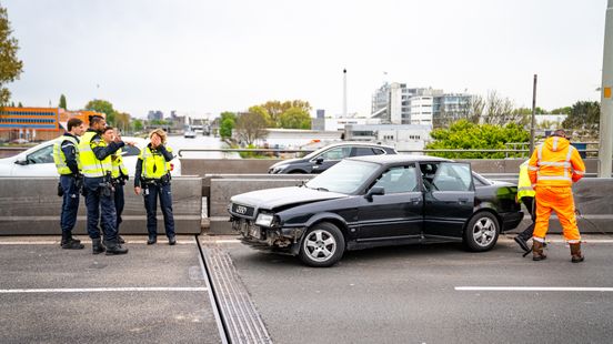 Schade na botsing auto en vrachtwagen op snelweg. Schade na botsing auto en vrachtwagen op snelweg.