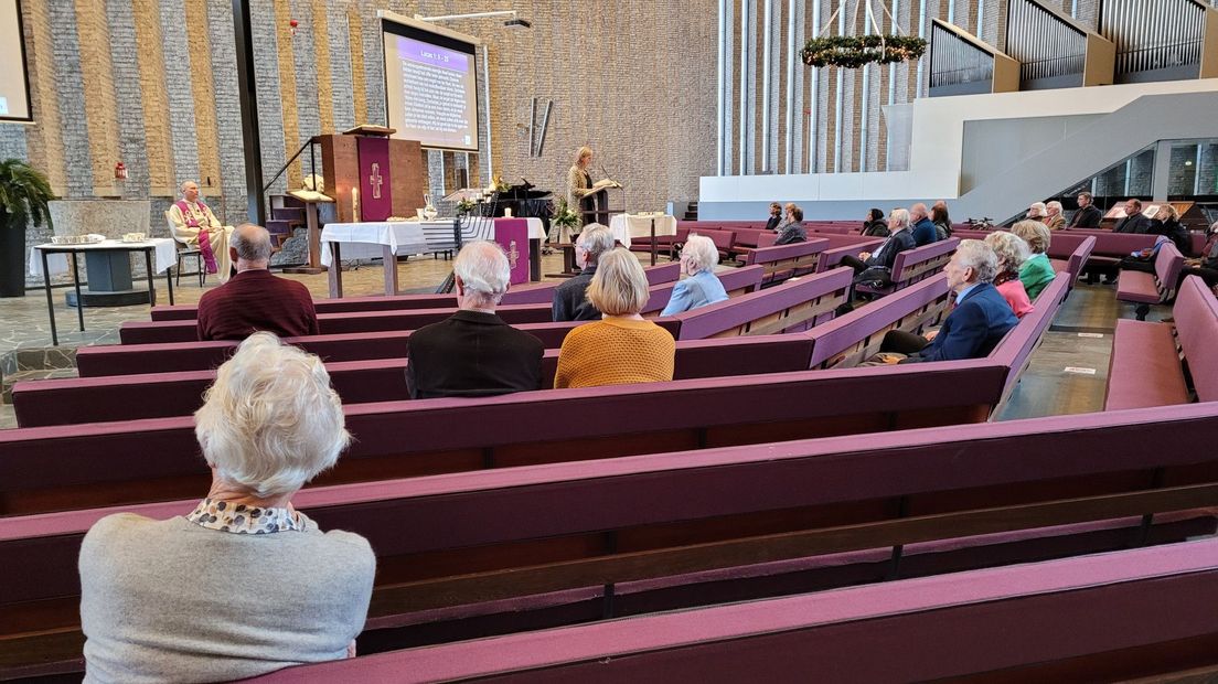 In sommige kerken wordt anderhalve meter afstand gehouden